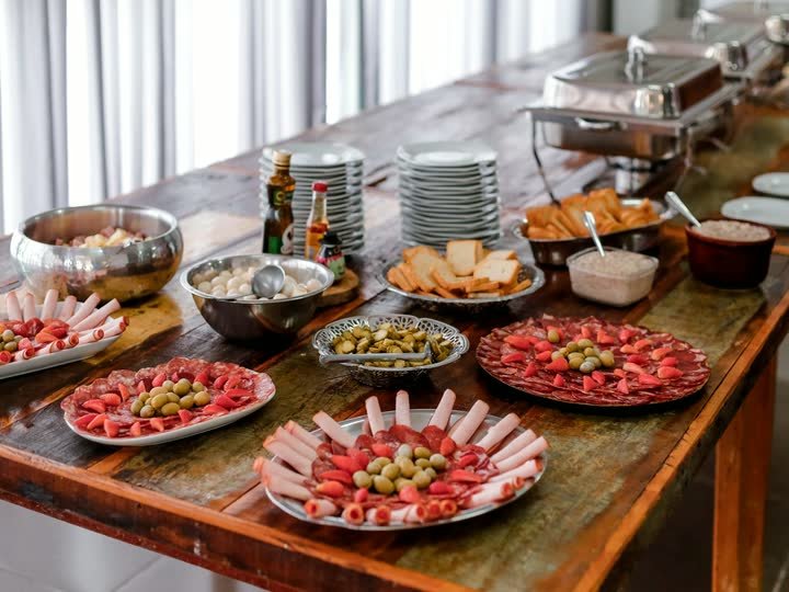Table de buffet dressée avec plats de charcuterie et chauffe-plats