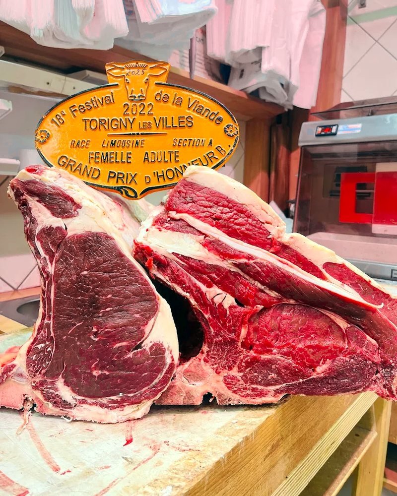 Côtes de bœuf de race limousine sur le billot, sous la plaque du Grand Prix d'Honneur du Festival de la Viande
