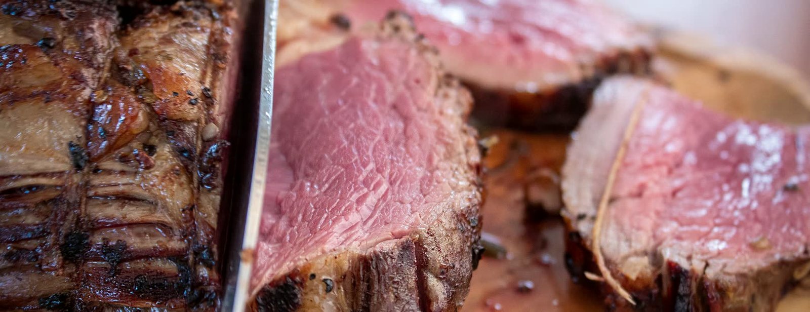 Rôti de bœuf tranché au couteau, cuit rosé