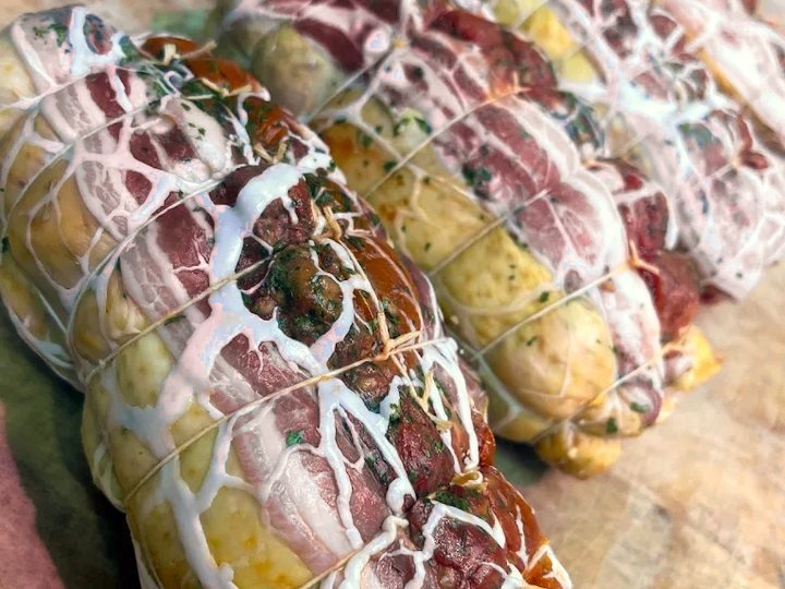 Rôtis bardés de lard et ficelés, préparés à la boutique