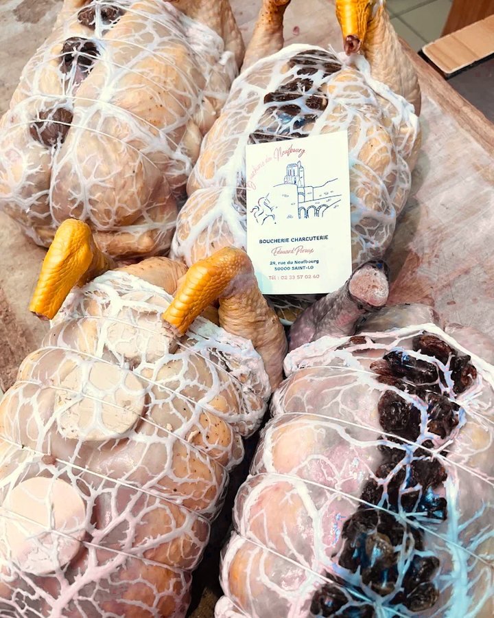 Volailles bridées et farcies aux pruneaux, prêtes à enfourner